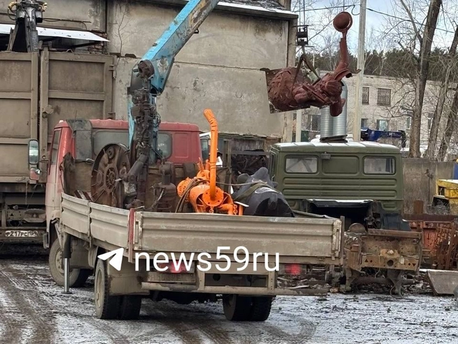 Момент загрузки скульптуры «Господин Попов» | Источник: Антон Заболотько