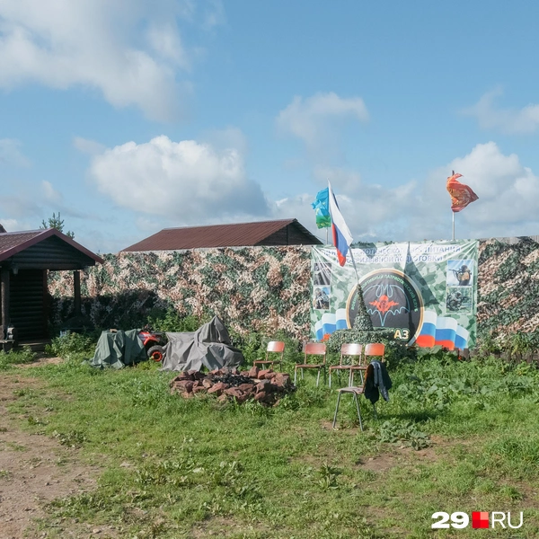 Несколько кадров с территории заостровского штаба «Спецназа» | Источник: Иван Митюшёв / 29.RU