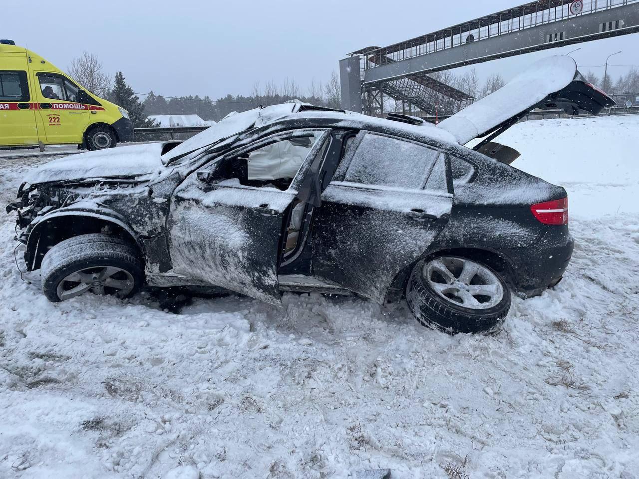 BMW улетела в кювет на трассе под Тюменью. Пострадали дети