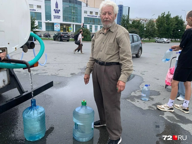 Мужчина набирает воду исключительно для бытовых целей | Источник: Юлия Николаева / 72.RU