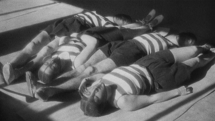 Кадр из фильма «Мистерия замка костей». 1929, режиссер Ман Рэй.