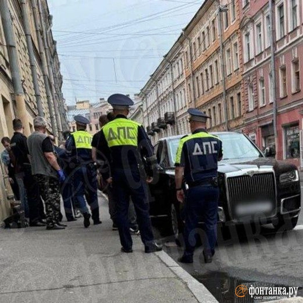 В центре Петербурга остановили AURUS с мигалкой и «майором ФСБ» за рулем | Источник: «Фонтанка.ру»