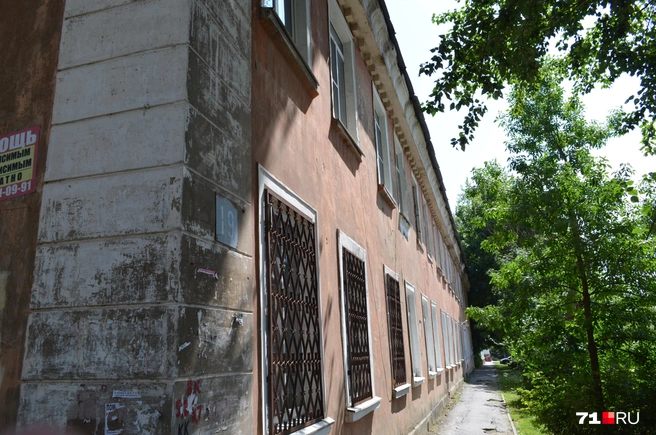 Так выглядит дом со стороны дороги | Источник: Максим Улитов / 71.RU