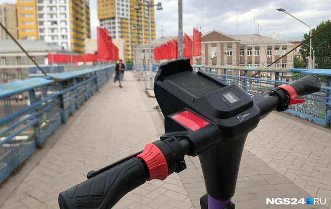 Сегодня в Красноярске ужас на пешеходов наводят два кикшеринга | Источник: Дмитрий Мамаев / NGS24.RU
