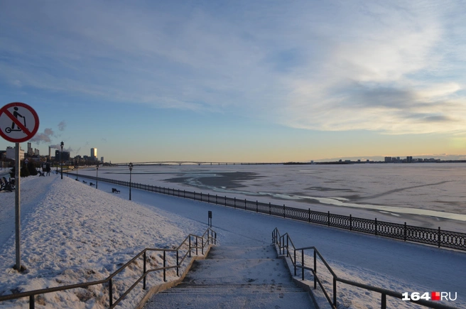 Над Волгой восходит солнце, лед в этом году еще не встал | Источник: Сергей Петунин / 164.RU