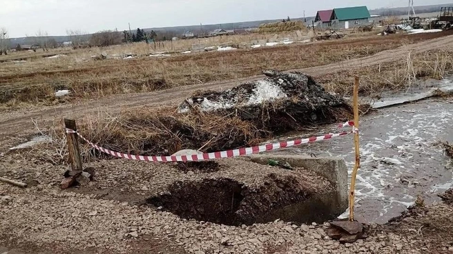 В поселке Харьковский размыло грунт, образовался провал у дороги | Источник: администрация Агаповского района