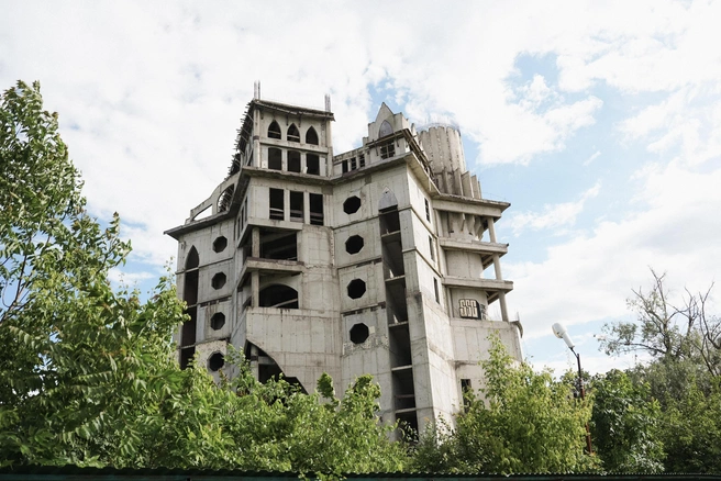 Таких заброшенных долгостроев по стране хватает | Источник:  Дарья Паращенко / 93.RU