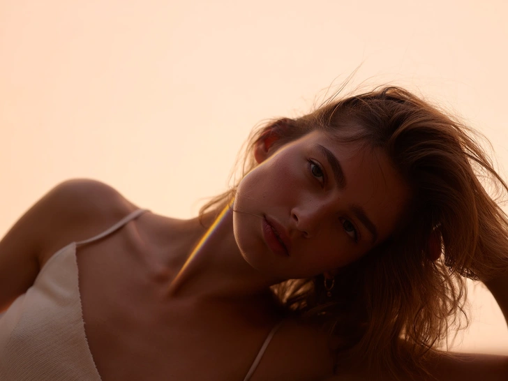 бьюти-тренд 2026, тренды зима 2026, макияж зима 2026, ярко-розовая помада, Chloé 2026, модные губы 2026, тренды макияжа, bubblegum pink, вернулся тренд на розовую помаду, макияж с акцентом на губы | Источник: theDay/higgsfield