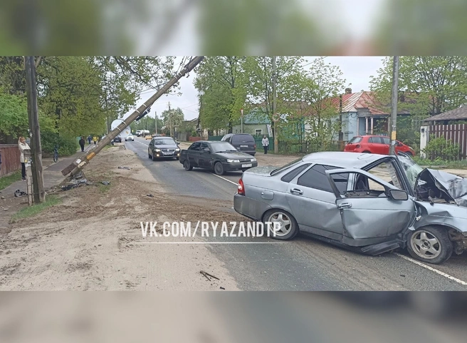 В Солотче «Приора» врезалась в столб | ya62.ru