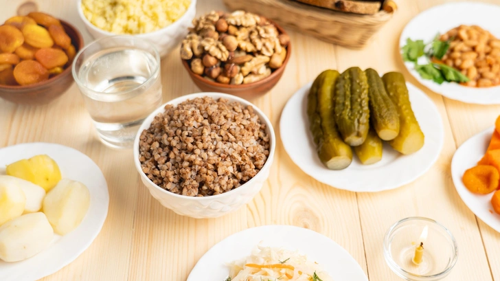 Разумные ограничения: как соблюдать Великий пост и не навредить желудку | Источник: AntonSAN/Shutterstock/Fotodom.ru