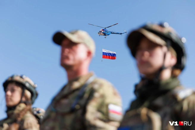 В небе над участниками пролетел вертолет с флагом России | Источник: Алексей Волхонский / V1.RU