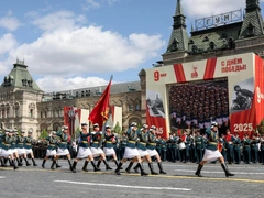 Курсантки маршировали под «Катюшу», в небе растянулся триколор: Парад Победы на Красной площади в 20 фото
