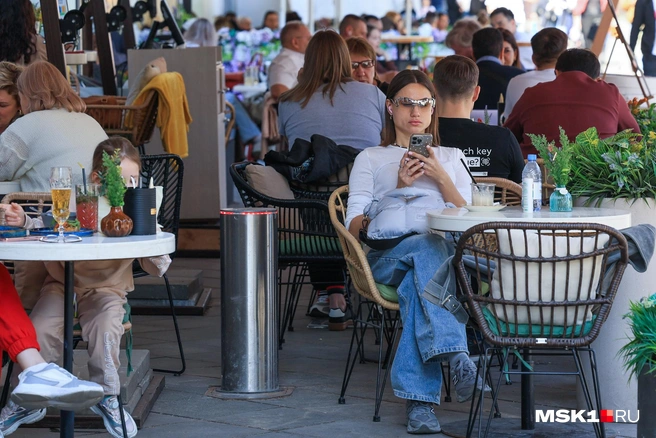 Рестораны Москвы переместились на улицу | Источник: Артем Устюжанин / MSK1.RU