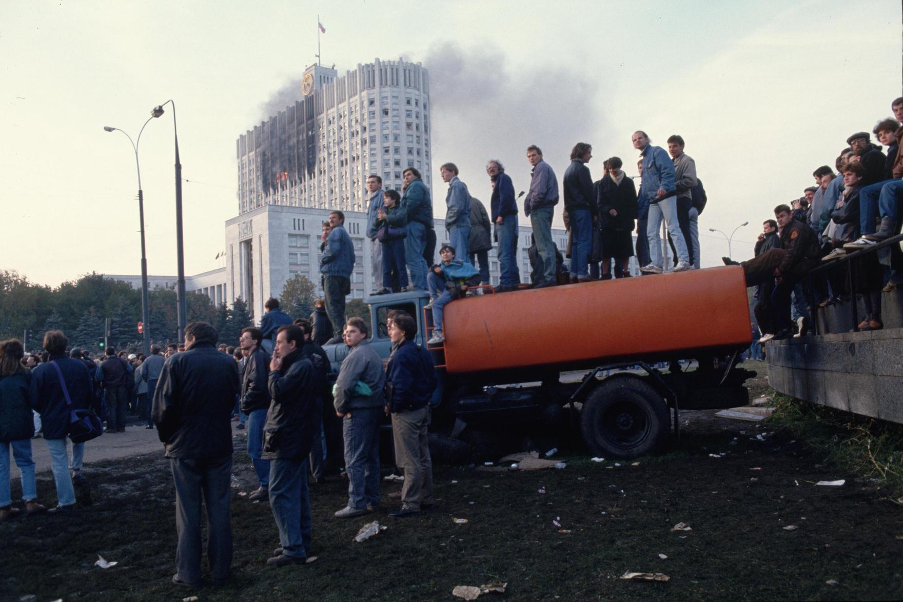 Расстрел Белого дома: что на самом деле случилось в Москве 4 октября 1993-го?  | MAXIM