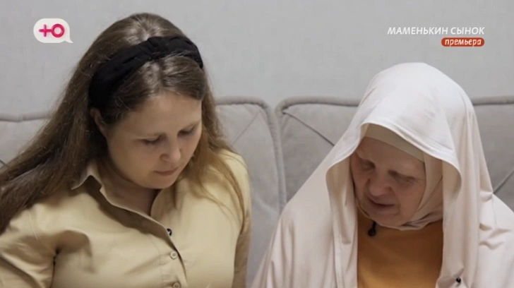 Сестра Анны и ее мать, Марина Хакимова