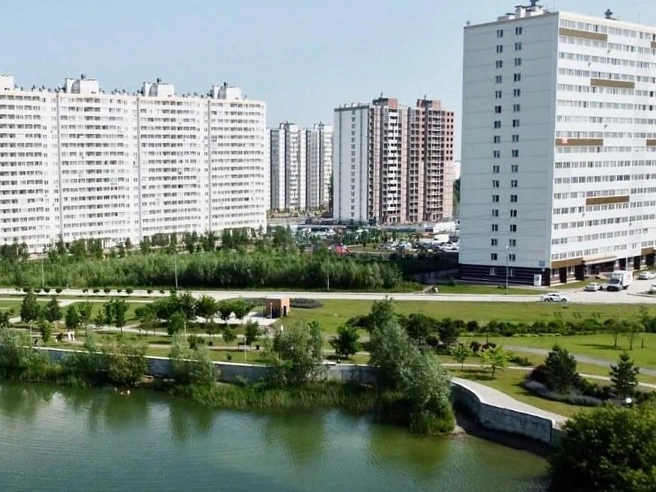 ЖК «Радуга Сибири» находится на берегу озера с благоустроенной набережной | Источник: ООО&nbsp;«Ключевой партнер»