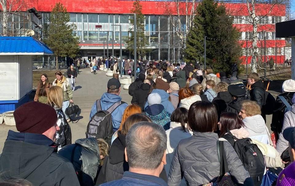 На ж/д вокзале в Архангельске пробка из людей: подняться по лестнице нельзя