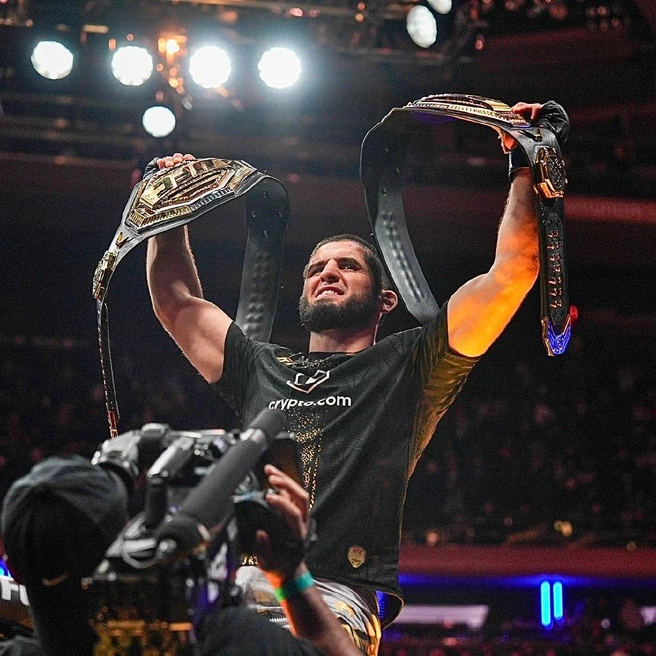 Махачев выиграл пояса в двух весовых категориях | Источник: телеграм-канал UFC Eurasia