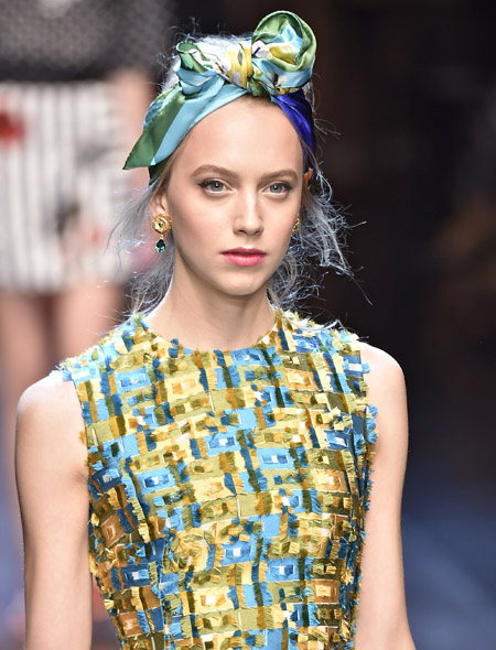 Другой вариант - убрать волосы под платок. Пример можно брать с Dolce & Gabbana.