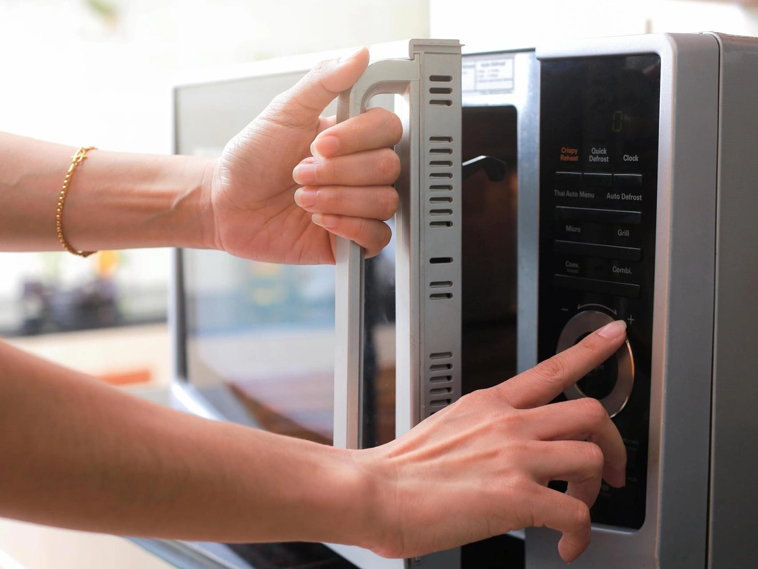 Почему нельзя размораживать мясо в микроволновке (и как делать это безопасно) | marieclaire.ru