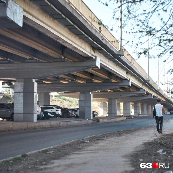Пространство под мостом местные приспособили под парковку | Источник: Роман Данилкин / 63.RU