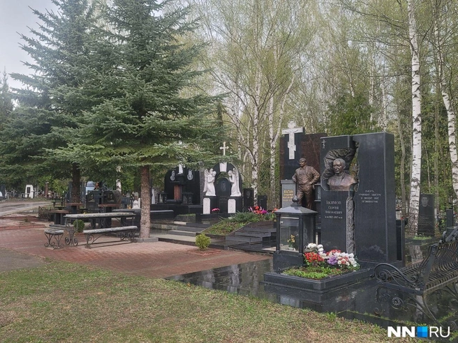 Так выглядит «блатной квартал» на Ново-Автозаводском кладбище | Источник: Кристина Калинина / NN.RU