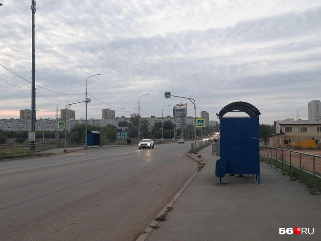 Остановки на улице Уральской, которая пересекается с основной улицей Чкалова | Источник: Анастасия Баринова / 56.RU