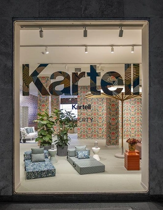 Шоурум Kartell. В экспозиции — уличные кушетки Trix в обивке из тканей Liberty. | Источник: kartell