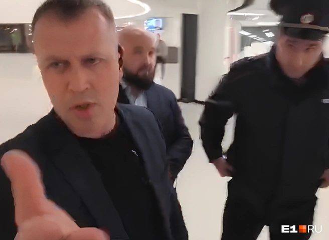 Охранники позвали сотрудников полиции, чтобы те помогли разобраться в ситуации | Источник: читательница E1.RU Ирина
