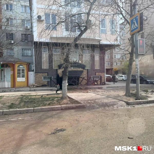 Воду с улиц выкачивают шлангами | Источник: Иветта Авраамова / MSK1.RU