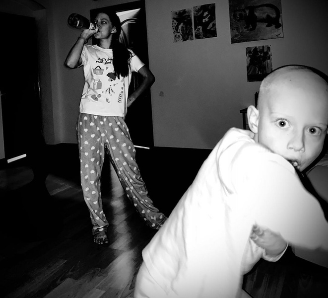 Фото №2 - 5-летний брат Сони и Сары Киперман удивил бритой головой, покрытой «татуировками»