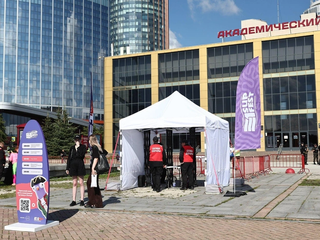 Для входа в стартовый городок установлены рамки металлодетекторов и работает служба безопасности | Источник: Александр Ощепков / E1.RU