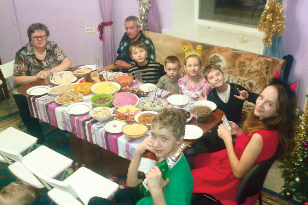 Родители Сергея поздравляют внуков с Новым годом