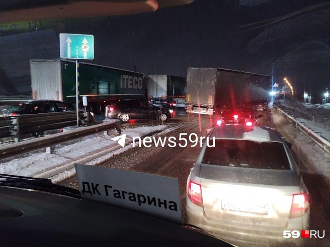 На подъезде к Красависнкому мосту столкнулись три фуры и легковушка | Источник: читатель 59.RU