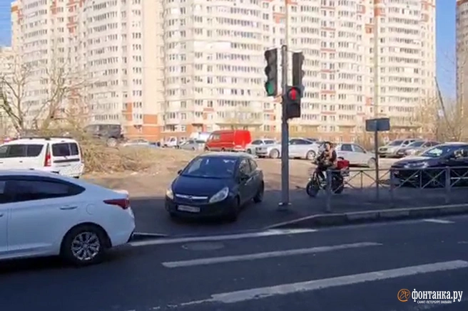 «Решили, что им можно»: машины едут по тротуару на улице Кржижановского из-за ДТП, перекрывшего дорогу «Решили, что им можно»: машины едут по тротуару на улице Кржижановского из-за ДТП, перекрывшего дорогу | Источник: читатель «Фонтанки»