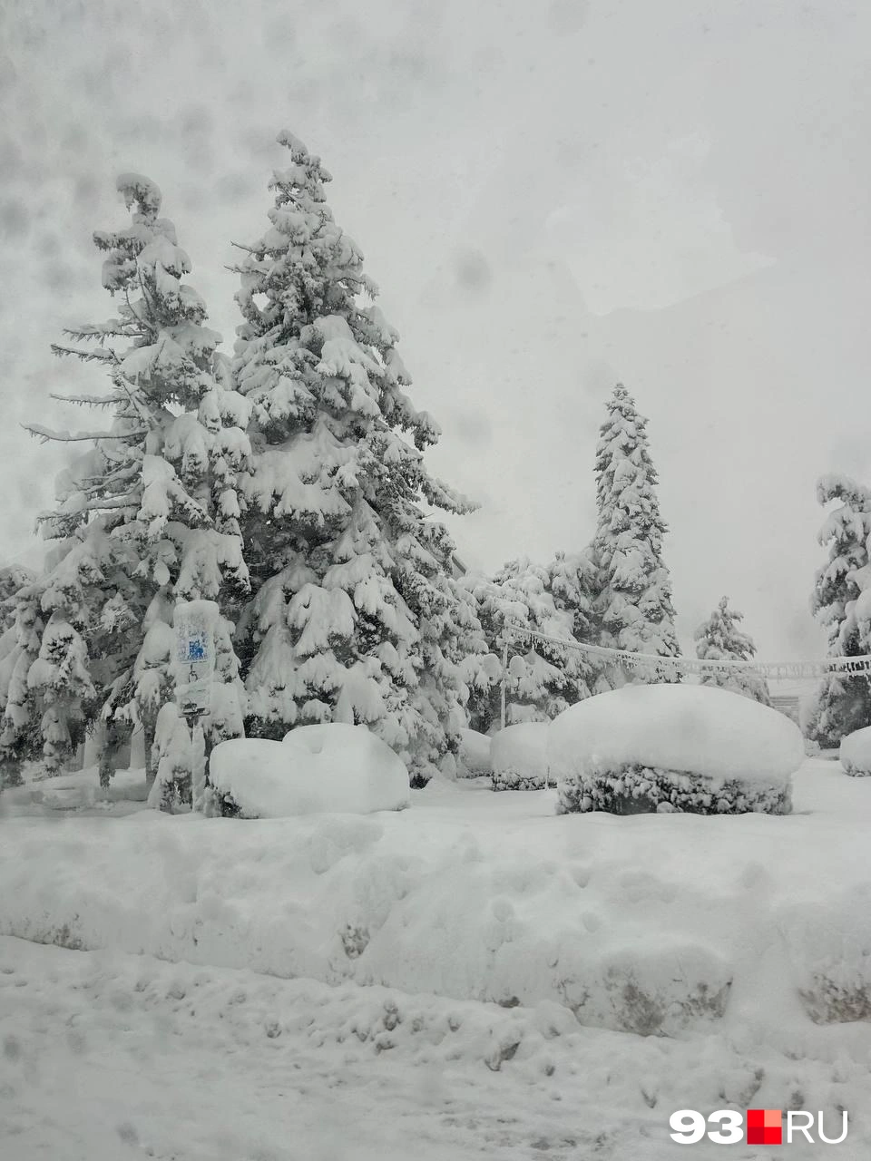 Сугробы в Курганинске после снегопада | Источник: 93.RU