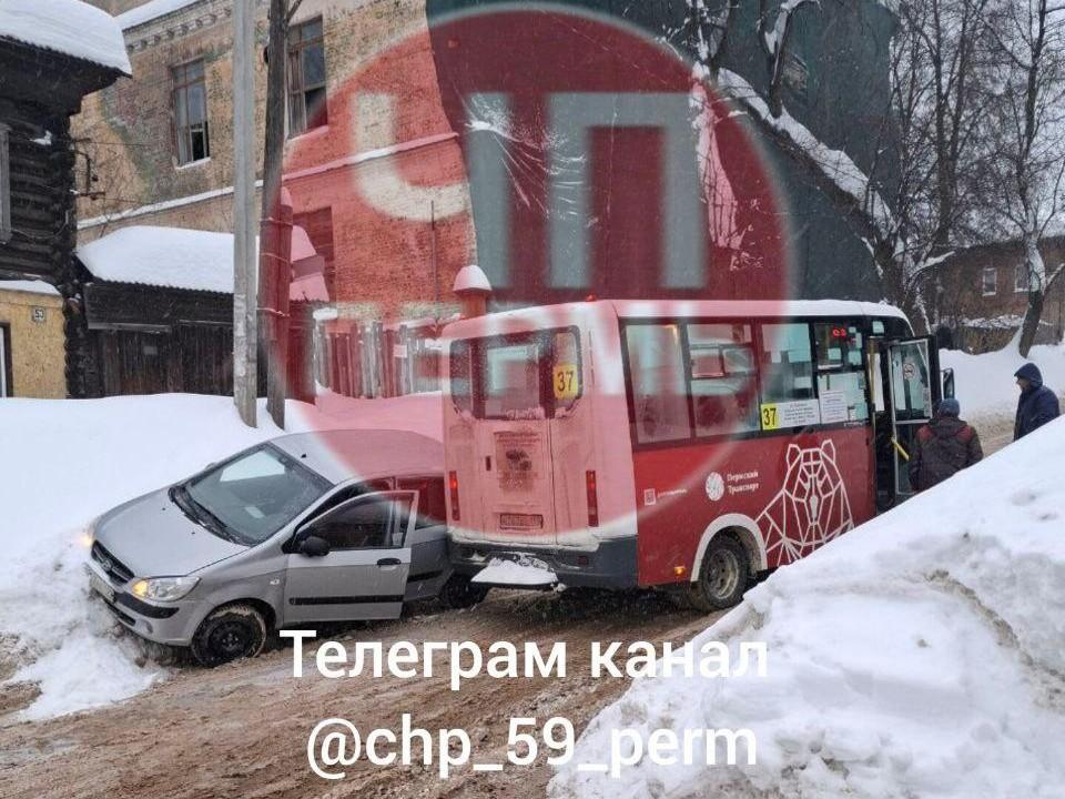 Автобус не разъехался с легковушкой на узенькой дороге в Мотовилихе — сейчас там длинные пробки