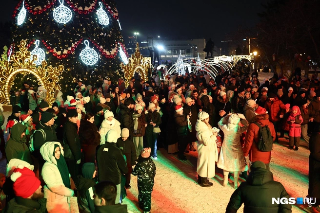 Горожане собрались рядом с главной елкой Новосибирска  | Источник: Александр Ощепков / NGS.RU