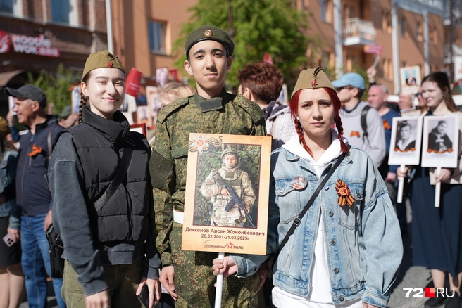 Девушкам говорить тяжело, брата похоронили в прошлом месяце  | Источник: Илья Чикотин / 72.RU