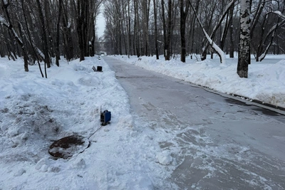 Прорыв трубы залил аллею льдом у школы в Мотовилихе