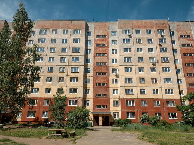 Большой ярко окрашенный панельный дом | Источник: Александр Куренной / 76.RU