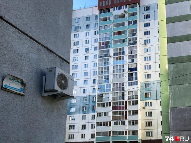 Снаружи Парковый старается выглядеть современным районом, но заедешь внутрь&nbsp;— лабиринты из панелек, толкучка машин и ни одного парка | Источник: Артем Краснов
