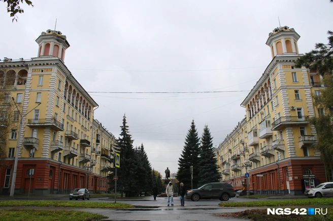 «Близнецам» на перекрестке улиц Кирова и 25 лет Октября в этом году исполнилось 75 лет | Источник: Игорь Епифанцев / NGS42.RU