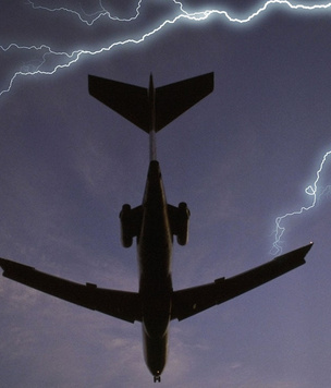 Почему самолеты не падают от попадания молнии