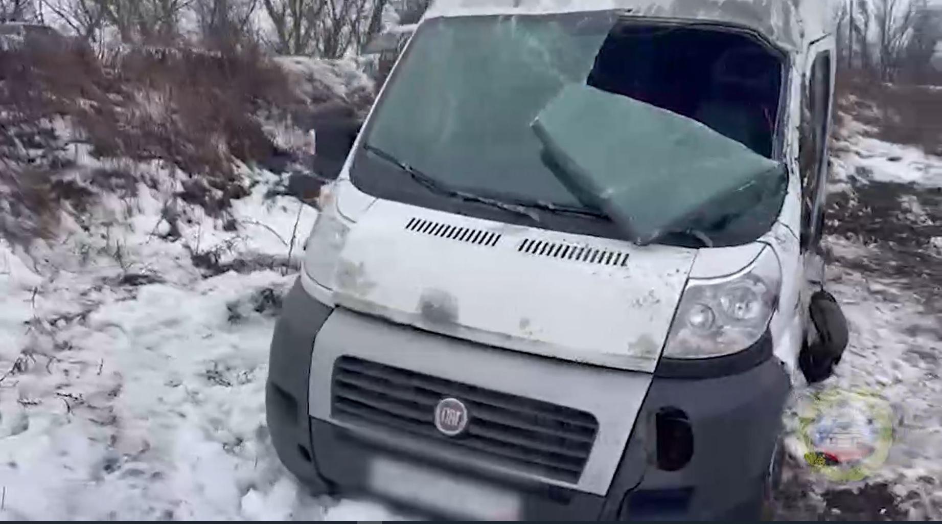 Под Волгоградом микроавтобус слетел с дороги и опрокинулся, есть погибший — видео