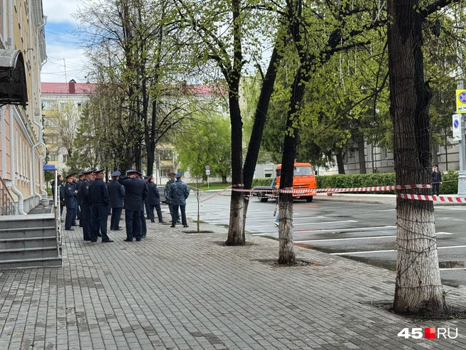 Представители силовых структур также собираются у площади | Источник: Юлия Король / 45.RU 