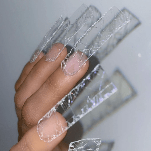 Разбитое стекло на ногтях — самый необычный микротренд в маникюре на лето 2022