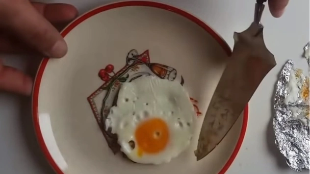 Яичница на утюге, которая не портит утюг: прокачанная версия проверенного лайфхака