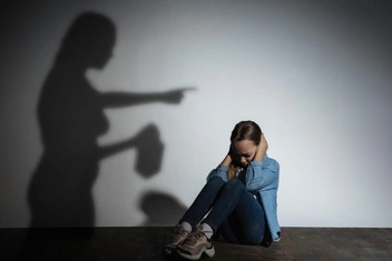 «Устала разнимать родителей: на днях отчим кинул мать на прогиб, а она начала его душить»