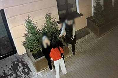Подростки повредили ели у аптеки в Чите